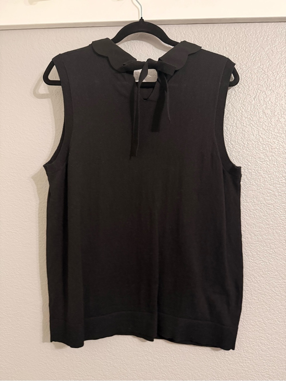 Banana Republic Black Sleeveless Sweater with Scalloped Collar - Picture 2 of 8